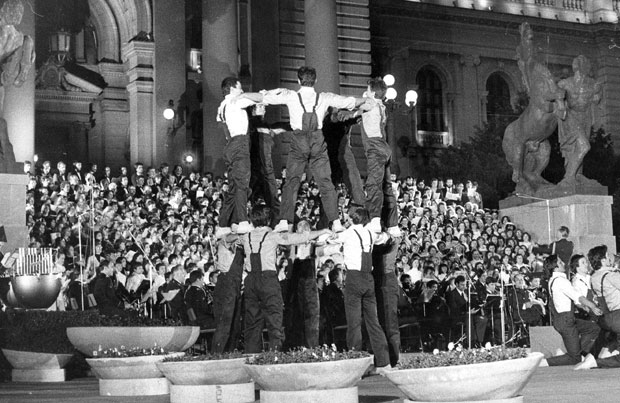 Другарска се песма ори(ла)!